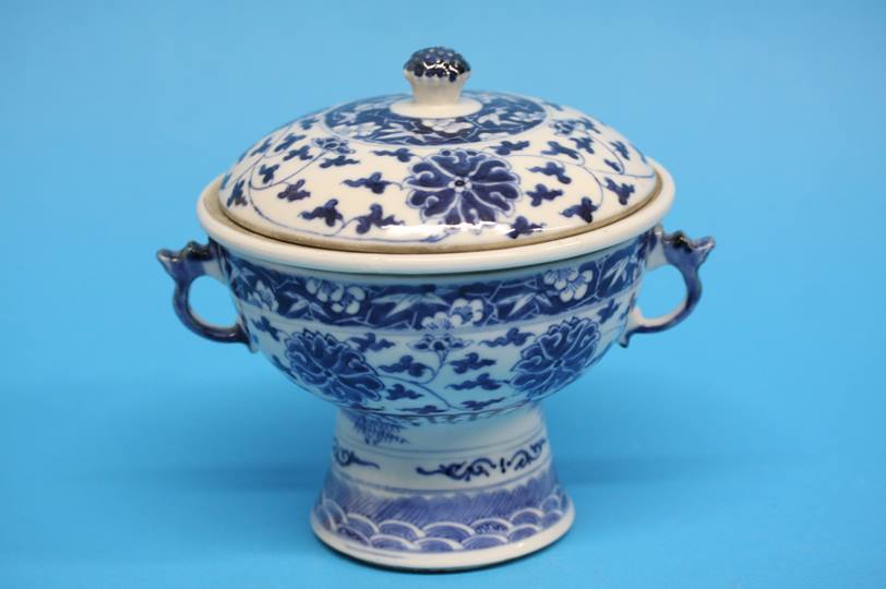 A Chinese blue and white rice warmer with two loop
