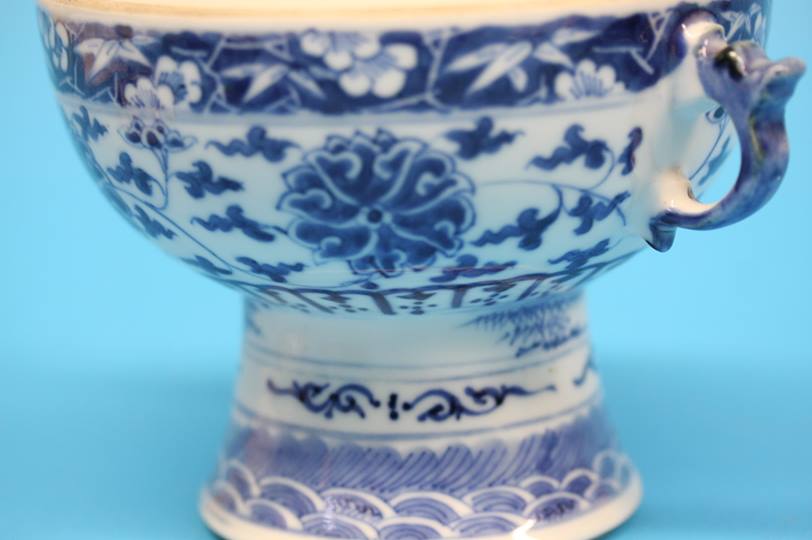 A Chinese blue and white rice warmer with two loop - Image 4 of 5