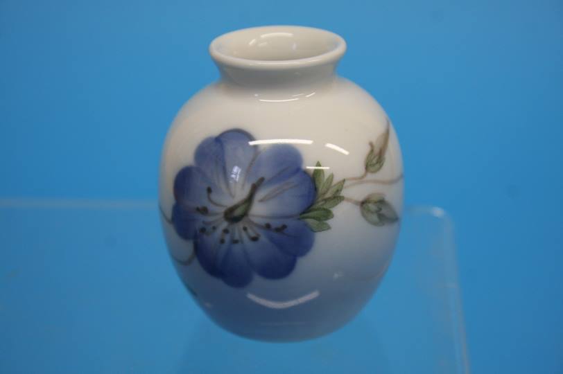 A small Royal Copenhagen vase decorated with black - Bild 4 aus 4