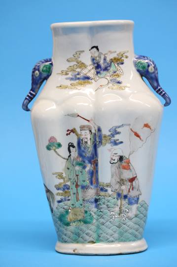 A Chinese vase with two elephant head handles, dec - Bild 4 aus 5