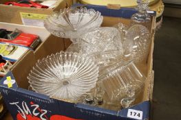 Tray of assorted glassware