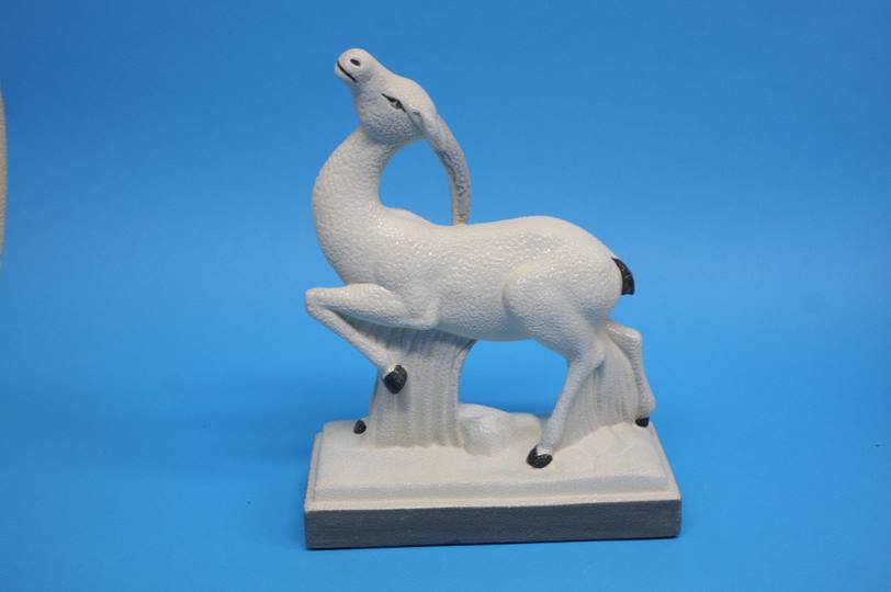 An Art Deco Vinsare Sevres model of an antelope. 2 - Bild 2 aus 4