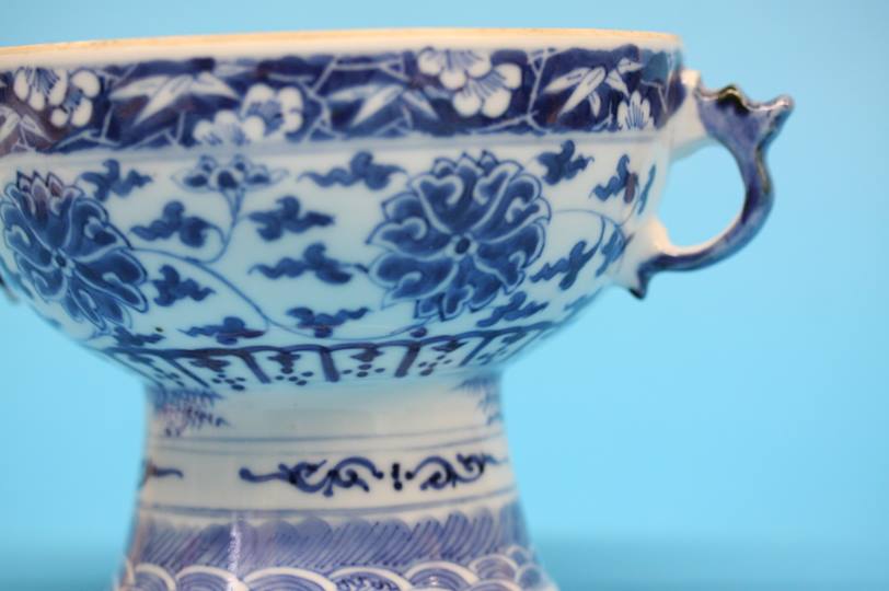 A Chinese blue and white rice warmer with two loop - Image 5 of 5