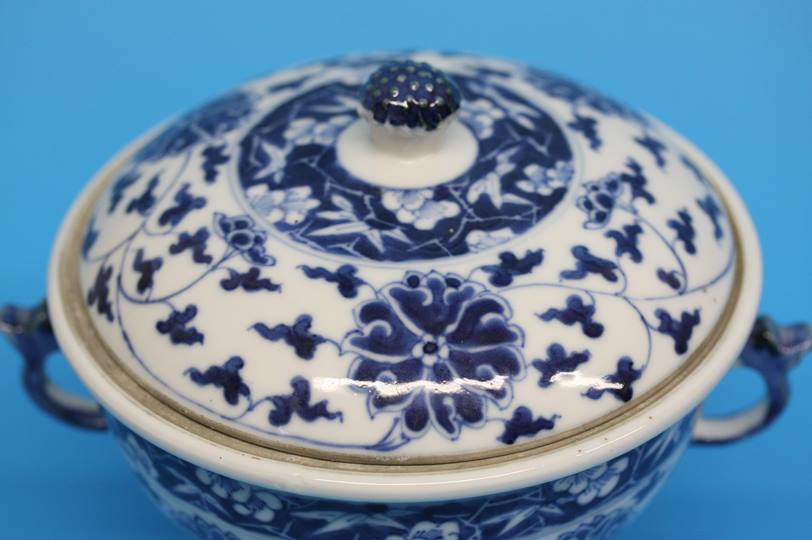 A Chinese blue and white rice warmer with two loop - Bild 2 aus 5