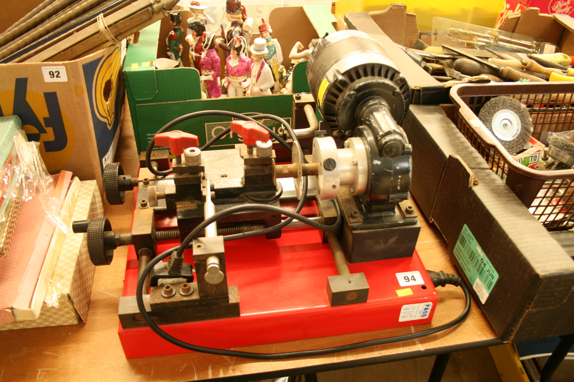 Key cutting machine