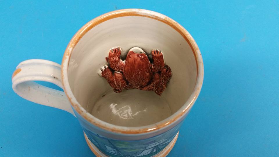 A Victorian orange lustre Frog tankard, possibly S - Image 3 of 3