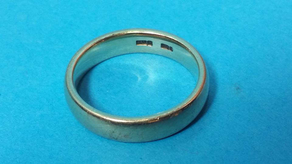9ct Gold wedding ring 7.4grms