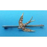 A 15ct gold Swallow bar brooch inset with seed pea