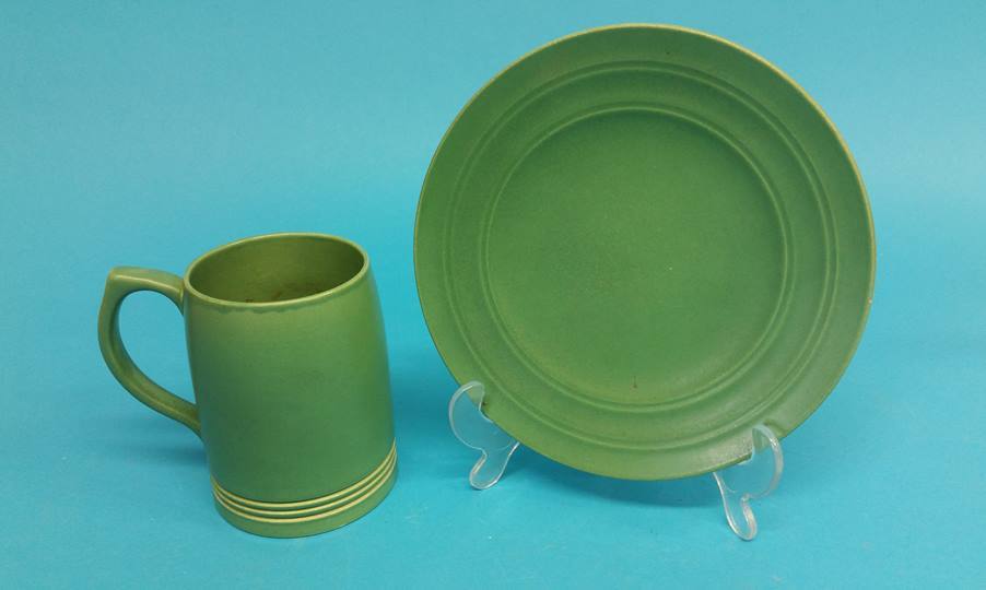 A Wedgwood Keith Murray green side plate and a Kei