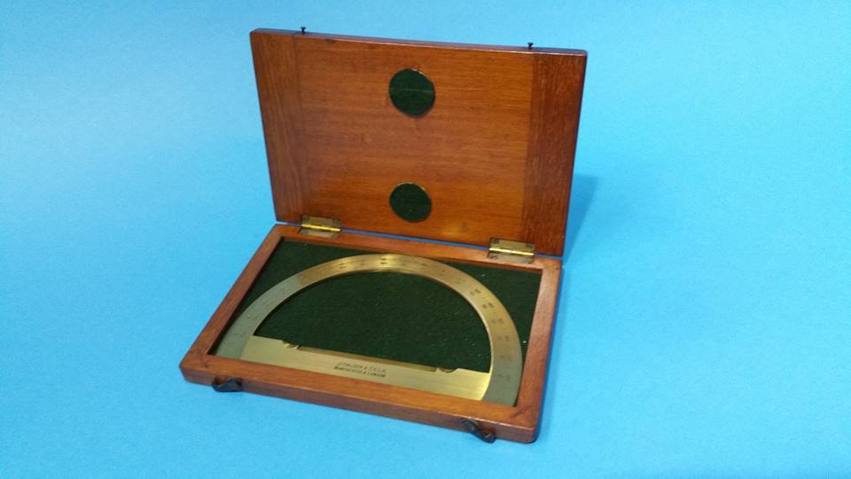 Brass protractor in fitted mahogany case - Image 2 of 3