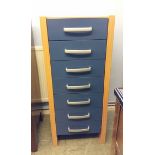 Narrow chest of drawers