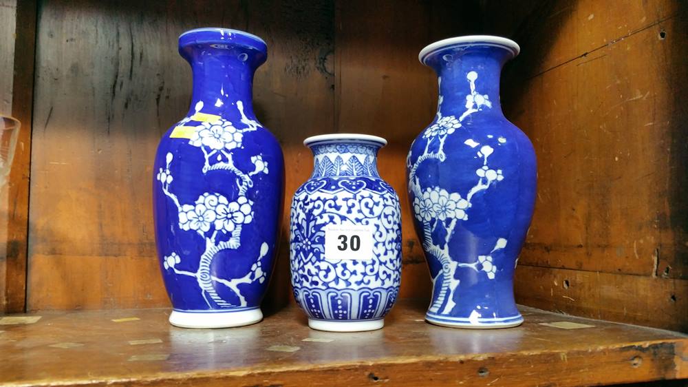 Pair of oriental vase and 1 other