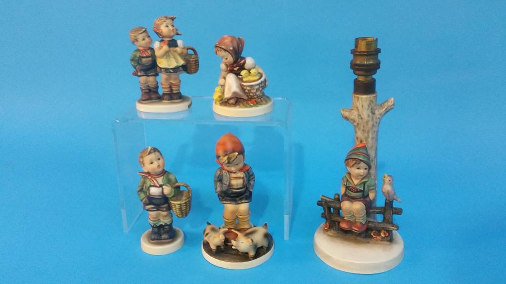 Four Hummel figures and a table lamp