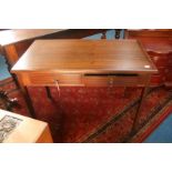 An Edwardian mahogany writing table. 104cm x 58cm x 76cm