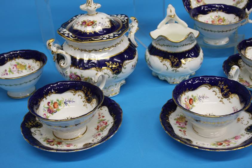 A Coalport tea service comprising teapot, sucrier, cream jug and seven cups and six saucers (15) - Image 4 of 4