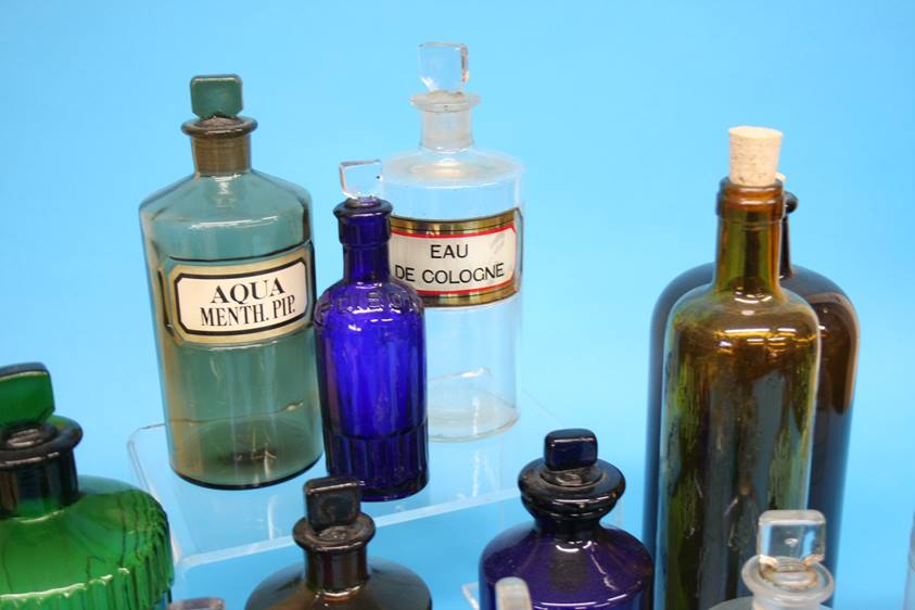 A collection of fifteen various glass and porcelain Chemist's bottles - Image 9 of 9