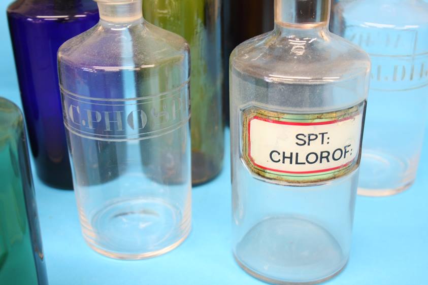 A collection of fifteen various glass and porcelain Chemist's bottles - Image 7 of 9