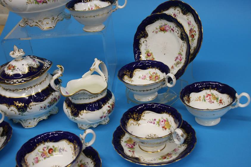 A Coalport tea service comprising teapot, sucrier, cream jug and seven cups and six saucers (15) - Image 3 of 4