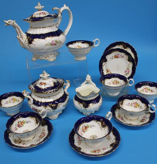 A Coalport tea service comprising teapot, sucrier, cream jug and seven cups and six saucers (15)