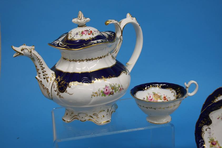 A Coalport tea service comprising teapot, sucrier, cream jug and seven cups and six saucers (15) - Image 2 of 4
