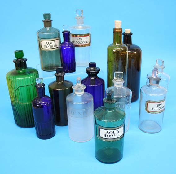 A collection of fifteen various glass and porcelain Chemist's bottles - Image 6 of 9