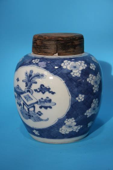 Two blue and white ginger jars with turned wood covers - Image 2 of 5