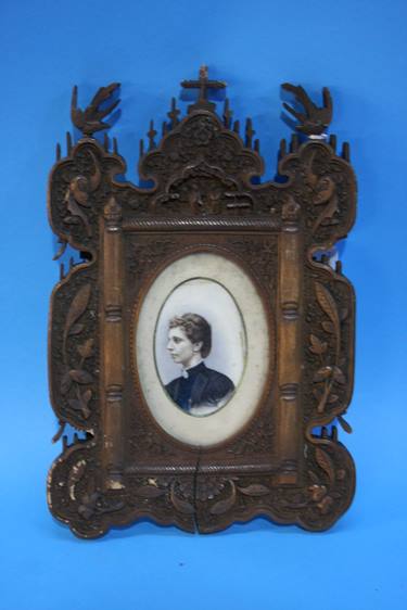 Pair of heavily carved frames containing two overpainted portraits of a Lady and a Gentleman - Image 3 of 5