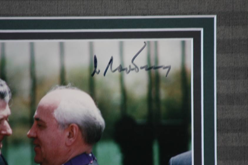 Mikhail Gorbachev Soviet Union president, signed photograph greeting President Reagan, mounted and - Image 6 of 6