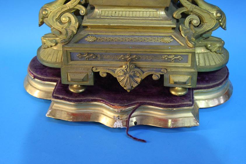 A gilt metal and marble mantle clock - Image 4 of 4
