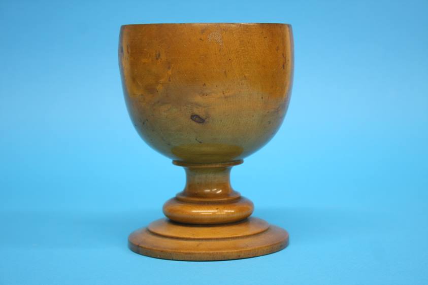 A Pear wood turned treen goblet, 16cm height, 12cm diameter - Image 5 of 8