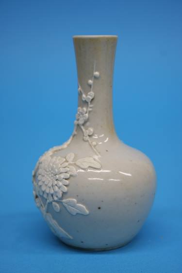 An 18th / 19th century Chinese bottle vase, decora - Image 4 of 10