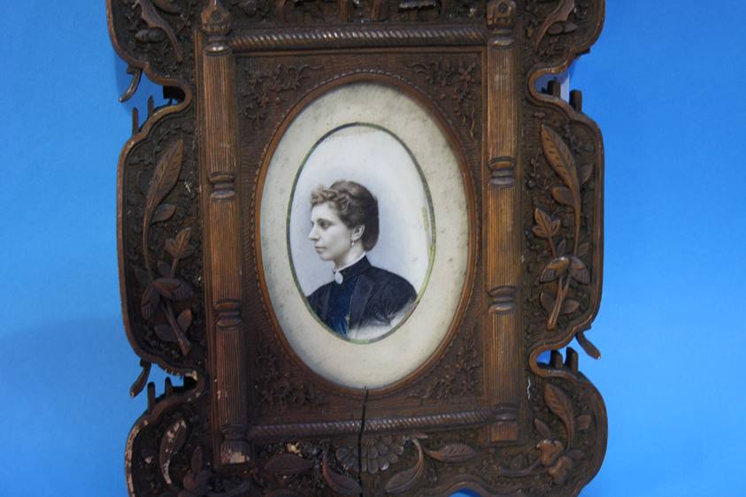 Pair of heavily carved frames containing two overpainted portraits of a Lady and a Gentleman - Image 5 of 5