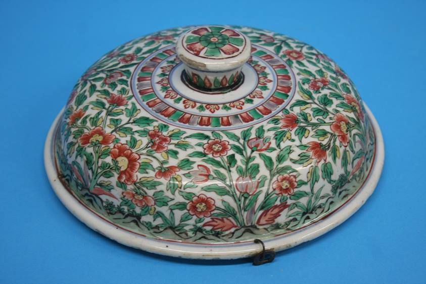 A 17th century Wucai cover, 24cm diameter