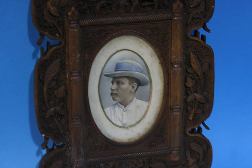 Pair of heavily carved frames containing two overpainted portraits of a Lady and a Gentleman - Image 2 of 5