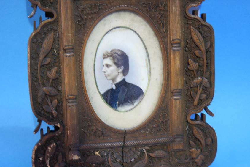 Pair of heavily carved frames containing two overpainted portraits of a Lady and a Gentleman - Image 4 of 5
