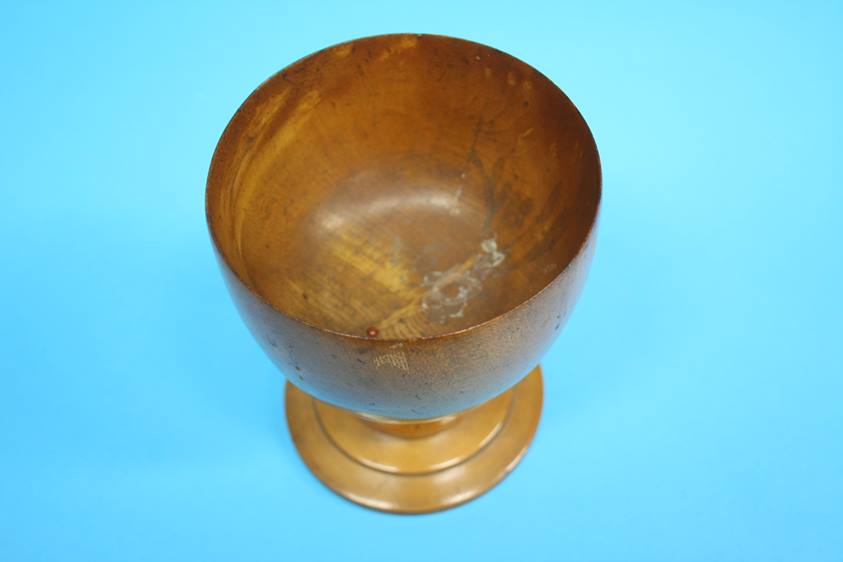 A Pear wood turned treen goblet, 16cm height, 12cm diameter - Image 7 of 8