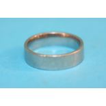 A Gentleman's platinum wedding band, stamped 950,