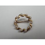 9ct gold brooch with 12 pearls. 2cm diameter