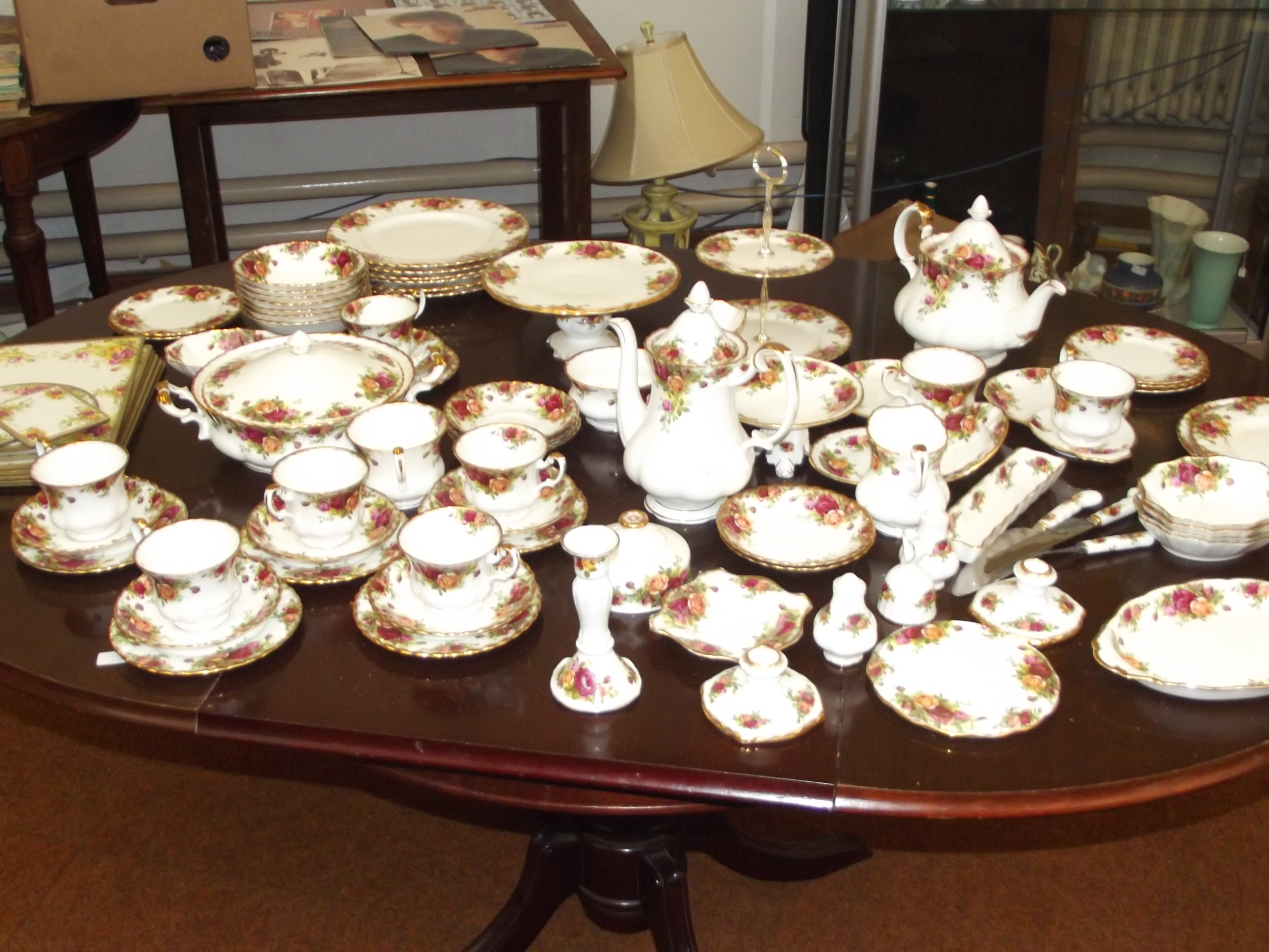 Very large set of Royal Albert Country Rose table