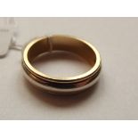 9 carat white and yellow gold ring, 5 grams, size