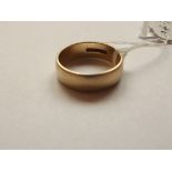 9 carat gold wedding band, 4.7 grams