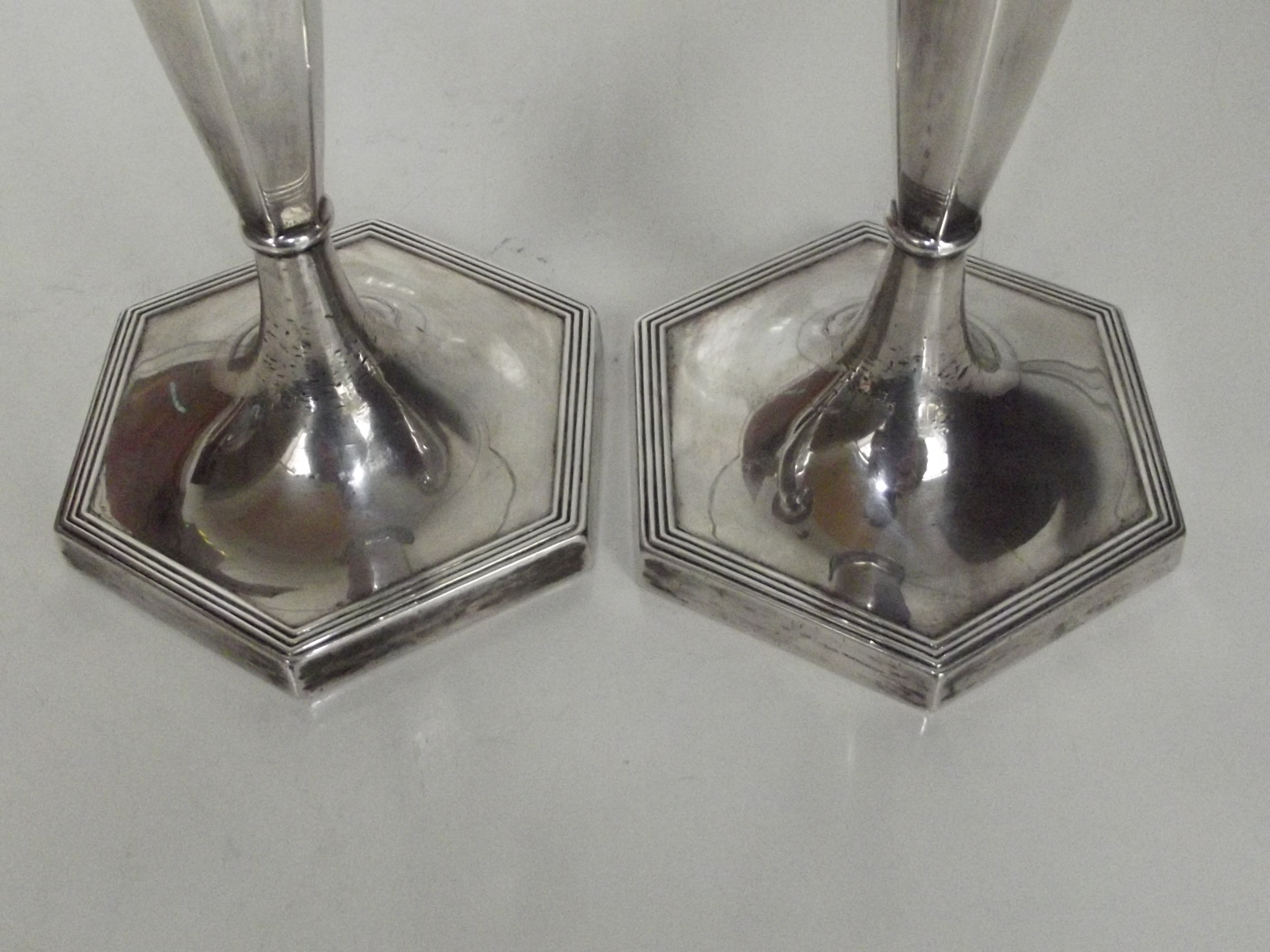 Pair of silver candlesticks with detachable sconce - Image 2 of 3