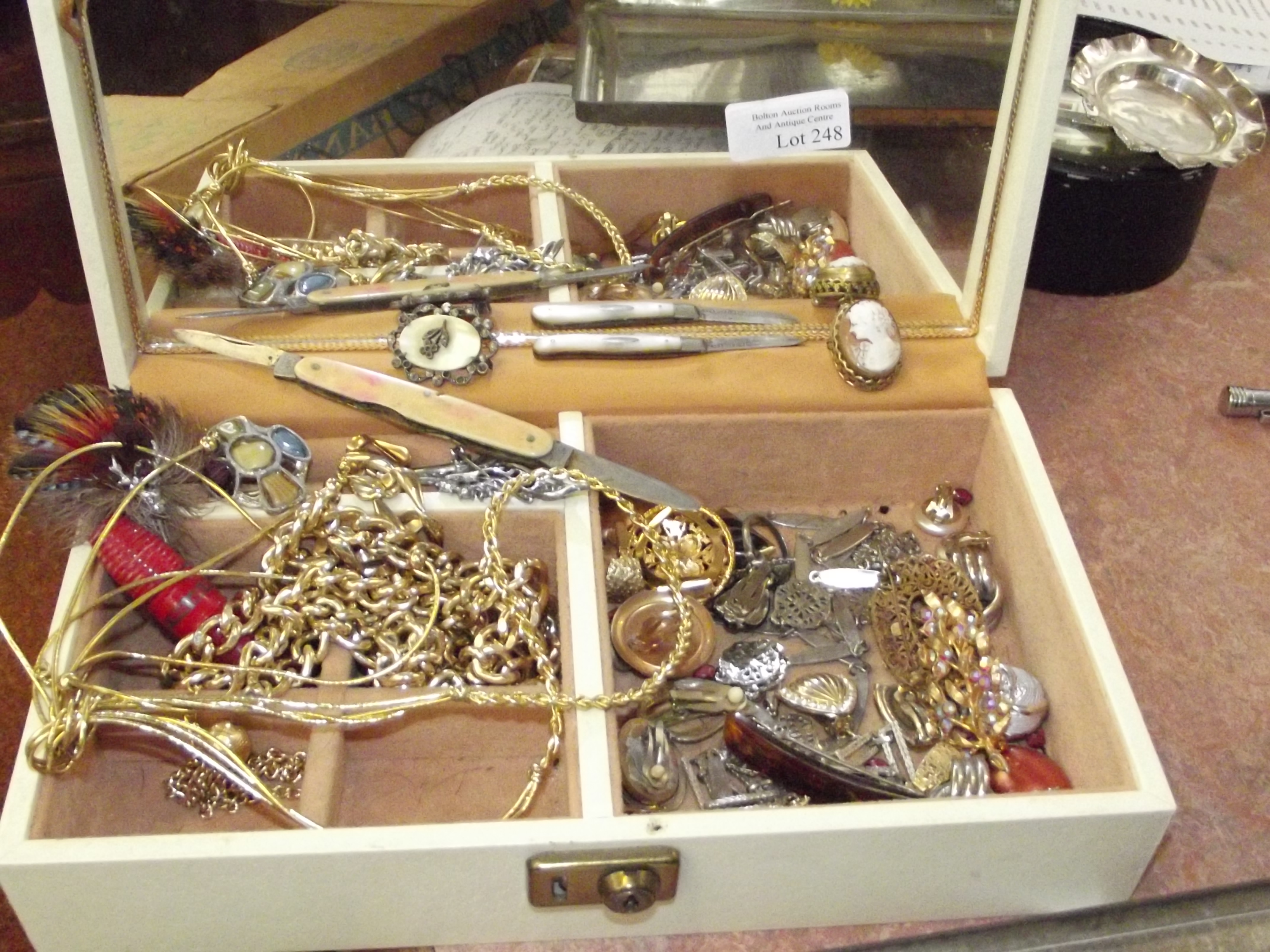 Assorted costume jewellry to include a silver blad