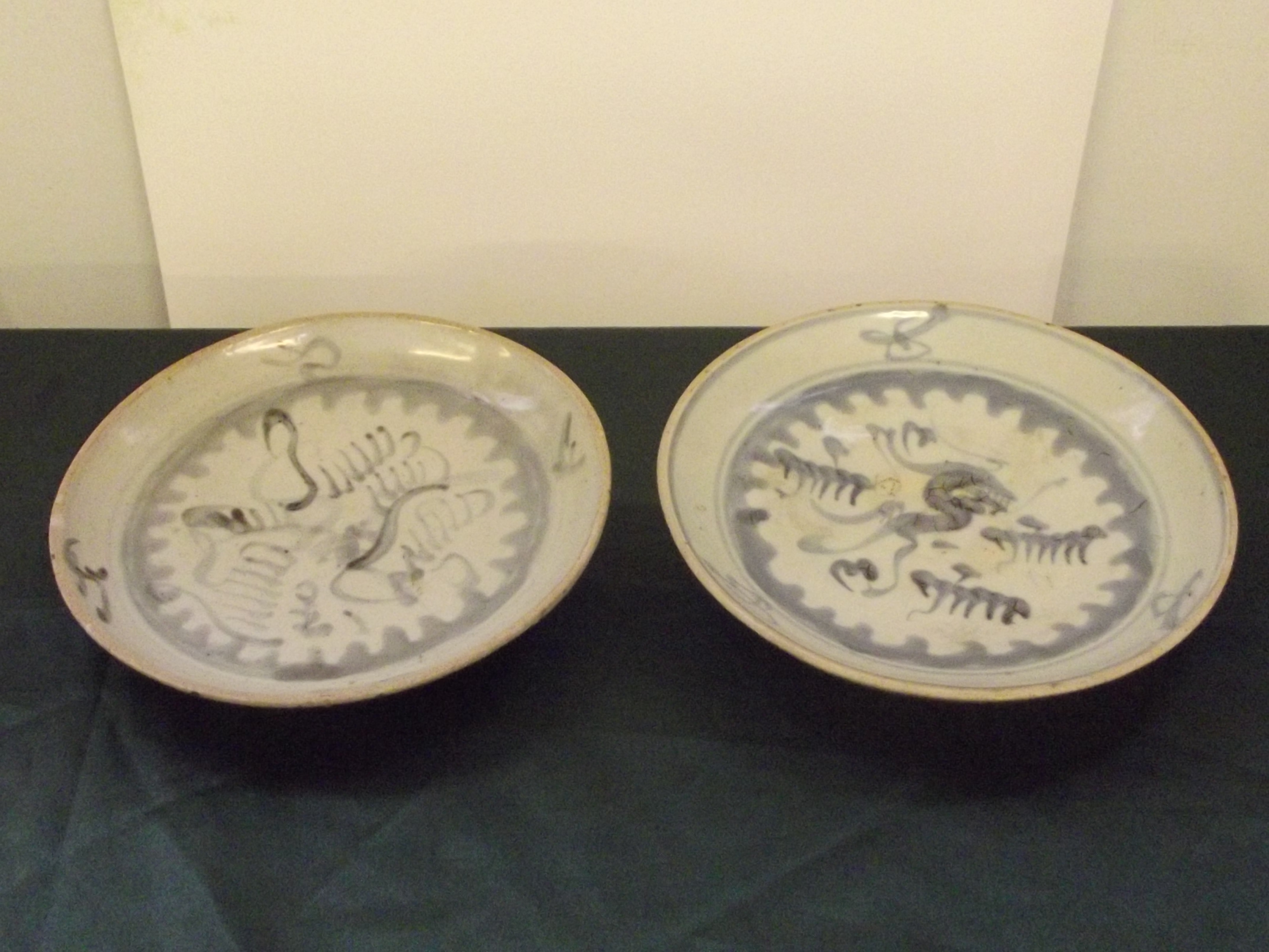 Pair of 18th century Chinese blue and white cargo plates, diameter 18cm