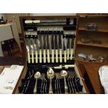 Cased canteen of cutlery