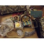 Assorted vintage costume jewellery