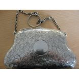 A HM silver purse on chain (Chester)