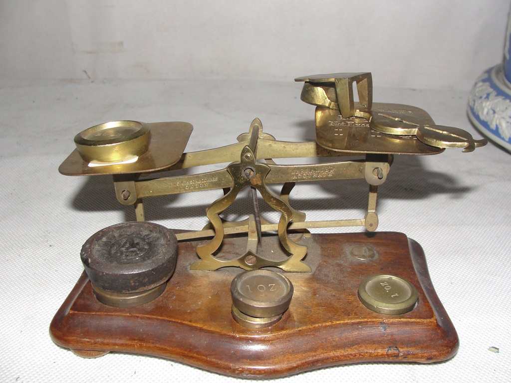 A set of postal scales & weights