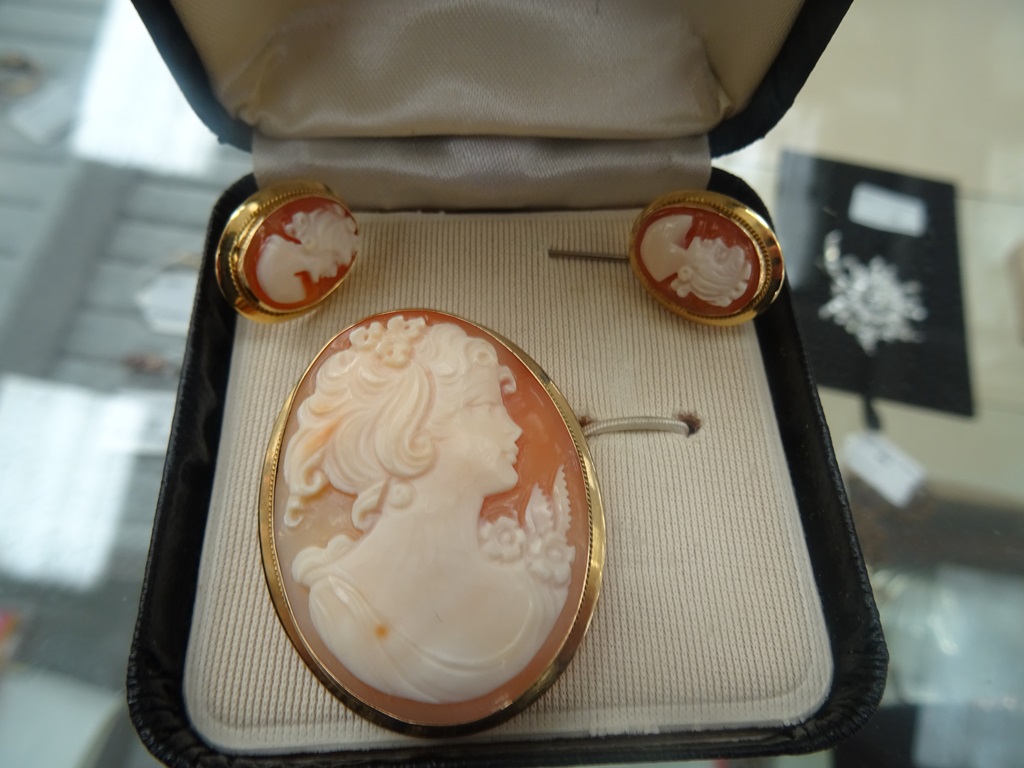 A cameo brooch & earrings set in 18ct gold