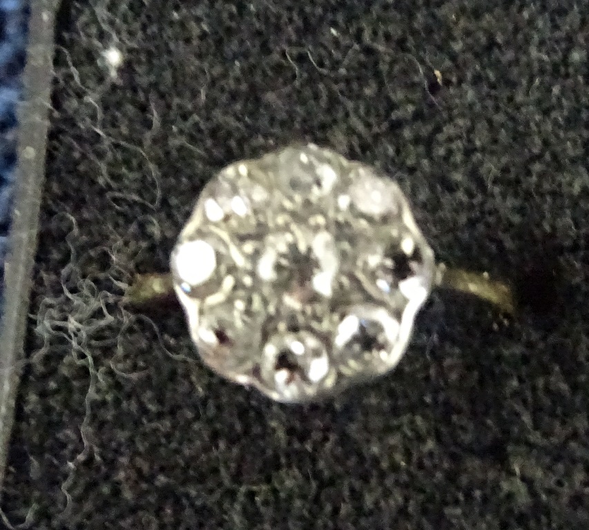 An 18ct Victorian diamond daisy ring